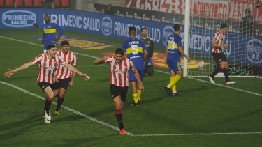 Fabián Noguera (18), festeja el gol de Estudiantes que le ganó a Boca en partido por la sexta fecha del torneo de la Liga Profesional de Fútbol (LPF), en el estadio Jorge Luis Hirschi de La Plata.
Foto: Eva Cabrera/cf/Telam