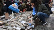 Imagen de La marcha de las piedras recordó a los muertos por covid, en medio del escándalo por la foto en Olivos