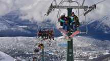 Imagen de En Bariloche, la nieve sigue en la alta montaña y se acumuló en Catedral