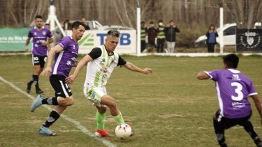 Fue 1 a 1 entre Cipolletti, que vistió de violeta, y San Sebastián. Foto: gentileza Ezequiel Sarai/Magazzine Mundial 