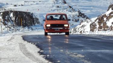 El dueño del R12 que se volvió viral por la foto en Caviahue: «Es un auto que nunca te deja a pata»