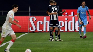 Carlos Auzqui celebra junto a Reteguí el segundo tanto de Talleres contra Estudiantes. (Foto/Télam)