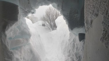 Caviahue bajo nieve: Gustavo es enfermero y cavó un túnel para salir de su casa e ir a trabajar