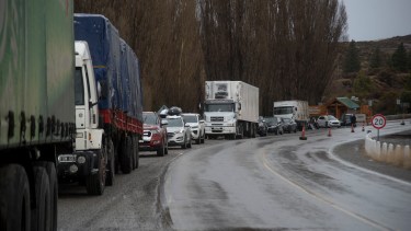 Por el corte de la ruta nacional 237 se había formado una extensa fila de automotores cerca del puente sobre el río Limay, a unos 17 kilómetros de Bariloche. (Foto Marcelo Martínez) 