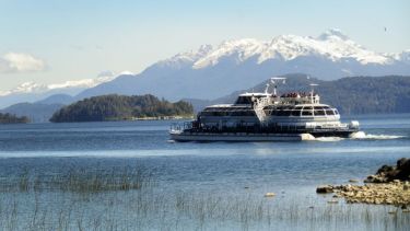Los catamaranes con turistas parten desde el Puerto pañuelo, donde se paralizó la actividad de la empresa Turisur. Archivo