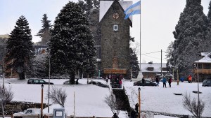 VIDEO | Nieve en Bariloche: calles congeladas y clases normales