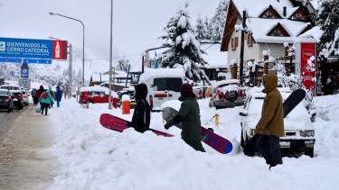 La nieve fue abundante el martes en la base del cerro Catedral. Se lograron acumular 35 centímetros. Foto: Chino Leiva