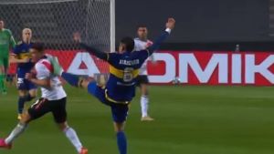 La patada de Rojo a Álvarez, la gran polémica del Superclásico