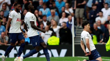 Son metió un golazo de zurda para el triunfo de Tottenham.