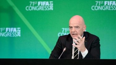 Gianni Infantino, presidente de FIFA, quiere destrabar el conflicto entre las ligas y Conmebol. 