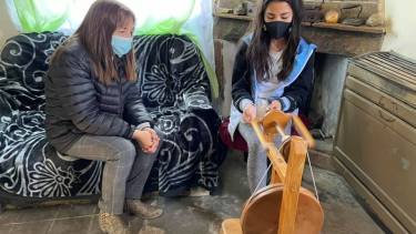 En Los Menucos, Iberó charló con una joven hilandera y se interiorizó sobre esta técnica  milenaria. Foto: gentileza. 