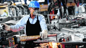 Pese al optimismo del Gobierno, consultoras y empresarios ya advierten un freno económico