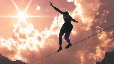 Quien avanza cuenta con una herramienta imprescindible: una barra larga que sostiene con sus manos. Allí residen sus ganas, su autoestima, su motivación y la experiencia.