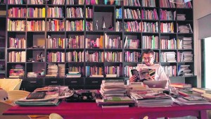 Acumular libros: ¿qué dice de un lector todo lo que apila para leer después?