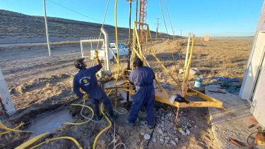 Operarios de la Cooperativa de Agua de Jacobacci ejecutan una de dos perforaciones proyectadas en el valle del arroyo Nahuel Niiyeu. Foto: José Mellado.