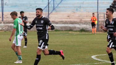 Otra vez Juan Pablo Zárate volvió a marcar y se consolida como goleador del campeonato. Foto: archivo Oscar Livera 