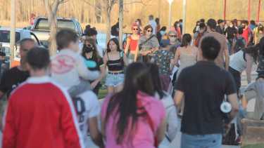 El paseo de la Costa en Neuquén capital durante los días de calor.  Foto: Oscar Livera