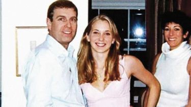 La mujer, de entonces 17 años, dijo que fue entregada por la red de Epstein y  Ghislaine Maxwell, a la derecha de la foto.-