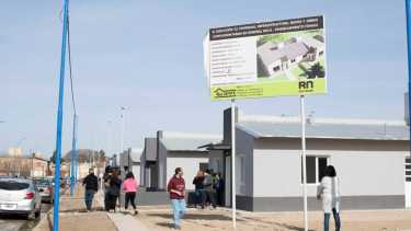 Las 22 viviendas de Roca se entregaron ayer al mediodía, sin Carreras ni Palmieri. (Foto: Juan Thomes) 