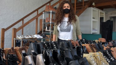 La comerciante que hace 25 años se dedica a este negocio, contó que el año pasado estuvo cerca de fundirse. Foto Emiliana Cantera.