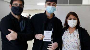 Esta mañana empezaron a vacunar a chicos de 12 a 17 años en Roca. Fotos: Juan Thomes