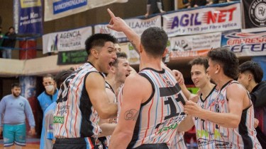 El festejo por la primera estrella de Deportivo Viedma. Foto Gentileza: Marcos Aramburu (Prensa Depo Viedma)