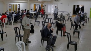 Combinación de vacunas: En la región unas 600.000 personas esperan la segunda dosis