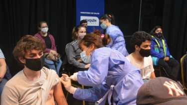 La vacunación en el escenario del Cine Teatro Español. Foto: Yamil Regules