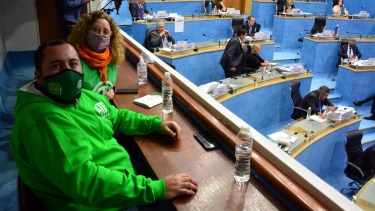 El tratamiento parlamentario fue seguido por el secretario general y adjunta de ATE, Rodrigo Vicente y Leticia Lapalma, testigos privilegiados porque, salvo autoridades, la presencialidad no está permitida. Foto: Marcelo Ochoa.