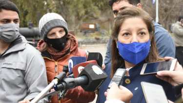 En el Dique Ballester, la gobernadora Arabela Carreras encabezó el acto oficial de apertura de riego del Alto Valle. Foto Florencia Salto.