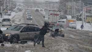 Camiones varados y cortes de luz: los trastornos que deja la nieve en Bariloche