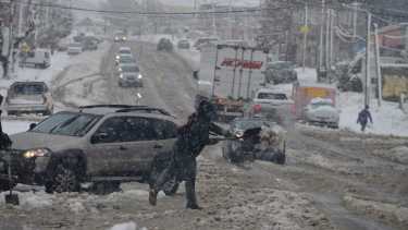 El tránsito es complicado por la nieve pesada y húmeda en todo el ejido de Bariloche. Foto: Chino Leiva