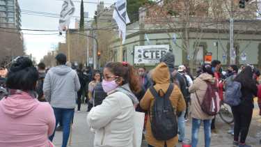 Organizaciones sociales concentran su protesta frente a Casa de Gobierno en Neuquén. Foto: Yamil Regules