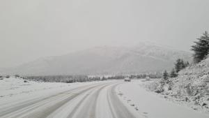 Volvió la nieve a Bariloche y hay rutas transitables con extrema precaución