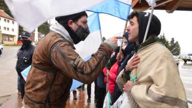 Dos jóvenes, con visiones opuestas, discuten de manera tensa afuera del foro Consenso Bariloche. Foto: Chino Leiva