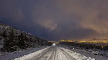 En la época invernal las condiciones de nieve y hielo son habituales en las rutas de la cordillera. Archivo