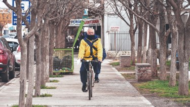 Sus primeras tareas como cartero, Juan las realizó en la sucursal de Correo Argentino que funcionaba sobre calle Belgrano, de Centenario. Foto: Florencia Salto