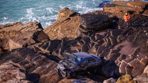 Perdió el control y cayó con su auto desde un barranco