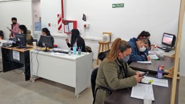 Alumnos de la UNRN colaboran en la atención de consultas en el vacunatorio covid de Villa Regina. (Foto gentileza)