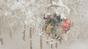 Mientras se habilitaban más pistas en Chapelco, los esquiadores disfrutaban de la nevada en el cerro de San Martín de los Andes. Foto: Patricio Rodríguez.  