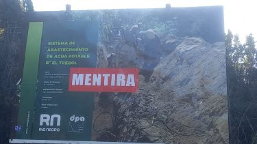 El cartel de obra del Gobierno que ayer en plena nevada mandó a retirar ante las críticas de los vecinos del barrio El Trébol de Bariloche. Gentileza