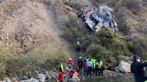 Tragedia en Perú: Un colectivo cayó al abismo y hay al menos 26 muertos