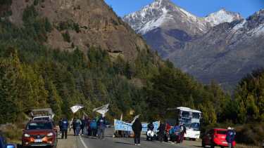 El gremio gastronómico de Bariloche bloqueó de manera parcial la ruta nacional 40 sur durante casi 8 horas. (foto Alfredo Leiva