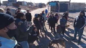 Denuncian hostigamiento policial y municipal en la toma Casimiro Gómez de Neuquén