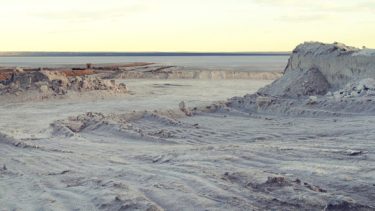 Las blancas salinas, en medio de la depresión del Gualicho y de todos sus misterios