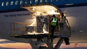 Llegaron 1,6 millón de dosis de la vacuna de AstraZeneca