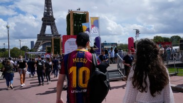 En París ya se respira la llegada del astro argentino. 