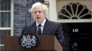 Boris Johnson casi se ahoga en el mar durante sus vacaciones en Escocia