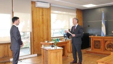 El juez  del STJ, Enrique Mansilla, tomó juramento a un nuevo juez de Cámara en Bariloche. Foto: Gentileza