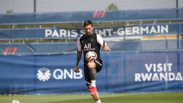 Messi ya muestra su talento en las prácticas del PSG.